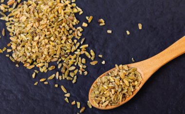 Koyu arkaplanda kaşık içinde Firik buğdayı