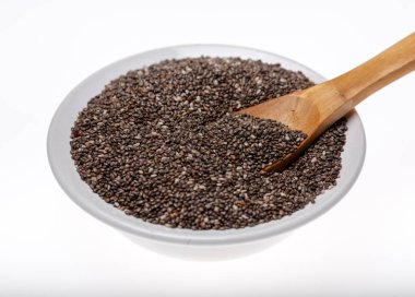 Beyaza izole edilmiş bir kase sağlıklı chia tohumu.