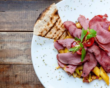 Kurutulmuş et ve sebzeli makarna. 