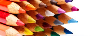 Beyaz arkaplanda izole edilmiş renkli kalemleri kapat.