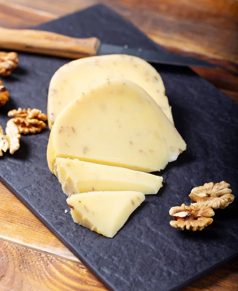 Delicioso Queijo Gouda Com Noz Pedra Escura — Fotografia de Stock