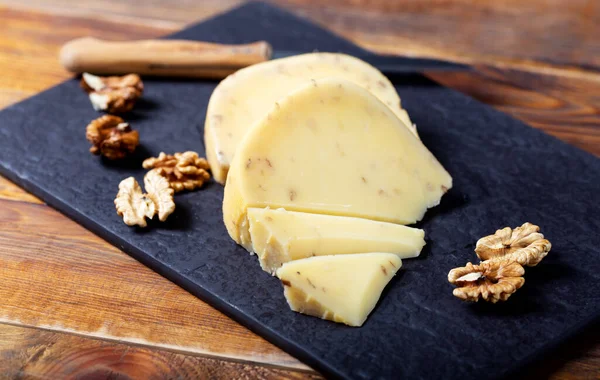 Délicieux Fromage Gouda Aux Noix Sur Pierre Foncée — Photo