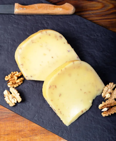 Delicioso Queijo Gouda Com Noz Pedra Escura — Fotografia de Stock