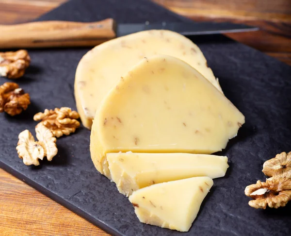 Delicioso Queijo Gouda Com Noz Pedra Escura — Fotografia de Stock