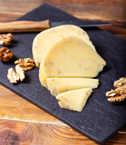 Délicieux Fromage Gouda Aux Noix Sur Pierre Foncée — Photo