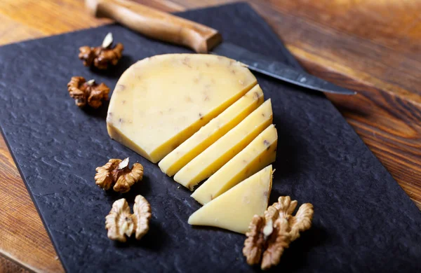 Delicioso Queijo Gouda Com Noz — Fotografia de Stock