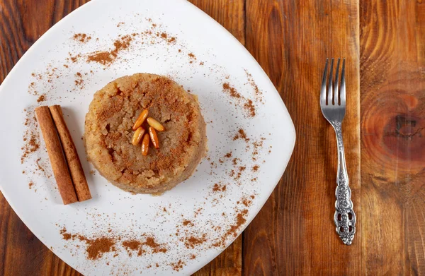 Türk Tatlısı, irmik helvasi / lamolina, tarçın tozu ve fıstık.