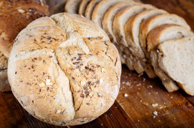 Köy ahşap zemin üzerinde taze pişmiş ekmek.