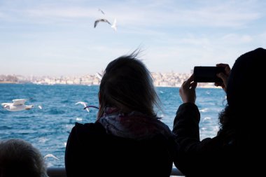 İstanbul / Türkiye - 02 / 03 / 2016: Ada Feribot (Ada Vapuru). Feribot yolcularından bazıları martıları besler. İstanbul 'dan kalkan feribotlar düzenli olarak Princes Adaları' na gidiyor.).
