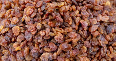 Pazarda kurumuş kuru üzüm yığını..