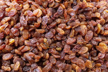 Pazarda kurumuş kuru üzüm yığını..