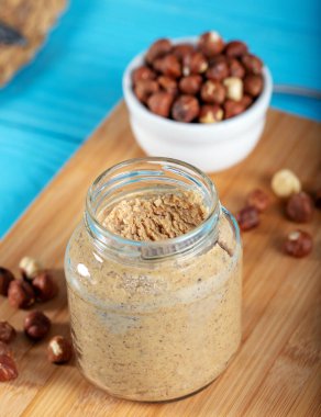 Ahşap arka planda fındık ezmesi