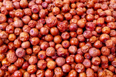 Kırmızı Jujube meyveleri pazarda, dokuda