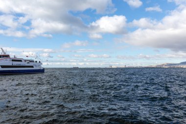 İzmir / Türkiye - 01 / 14 / 2019: Yolcu feribotundan Karsiyaka 'ya şehir manzarası.