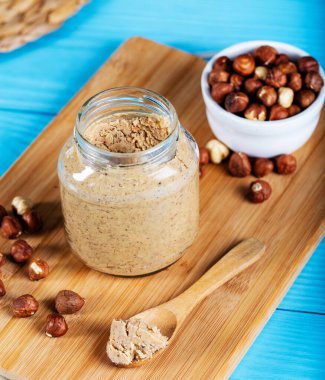 Ahşap arka planda fındık ezmesi