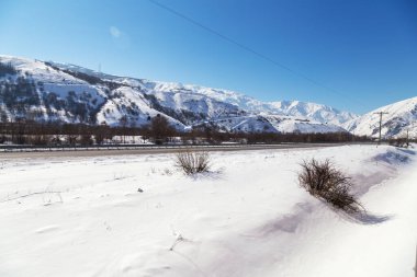 Tren penceresinden karlı manzara, arka plan
