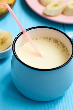 Muz Smoothie, ahşap bir masada yakın plan.