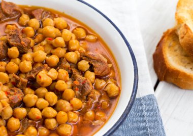 Nohutlu sığır eti, domates, soğan ve şifalı otlar, Türk etli nohut