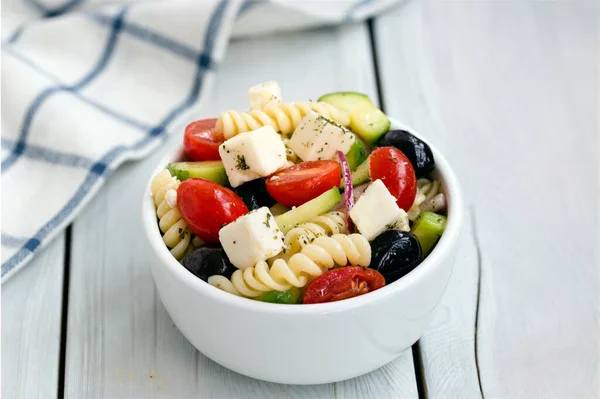Griekse Salade Met Pasta Witte Achtergrond — Stockfoto