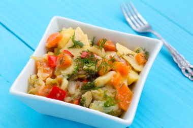 Ahşap arka planda bir kase kereviz salatası