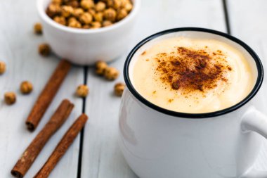 Tarçınlı Boza veya Bosa; darı veya mısır unundan geleneksel Türk içeceği