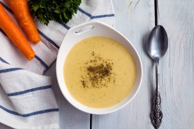  Kereviz, havuç, soğan ve beşamel soslu sebze çorbası.