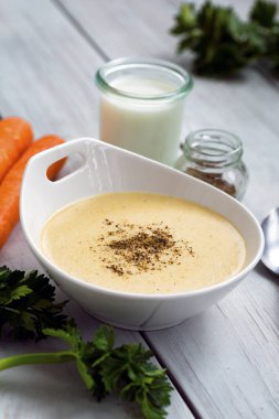  Kereviz, havuç, soğan ve beşamel soslu sebze çorbası.