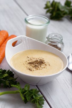  Kereviz, havuç, soğan ve beşamel soslu sebze çorbası.
