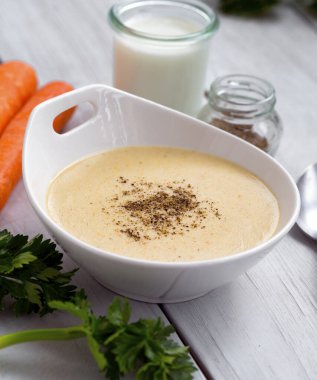  Kereviz, havuç, soğan ve beşamel soslu sebze çorbası.