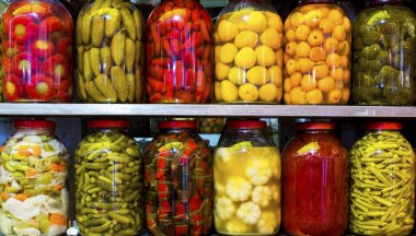 Çeşitli meyve ve sebzelerden oluşan geleneksel Türk turşuları