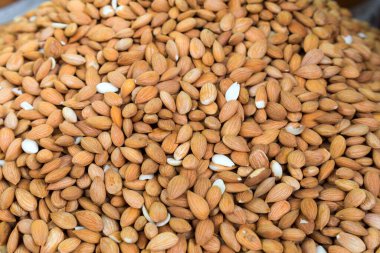  Çiğ ve tuzsuz bademler.