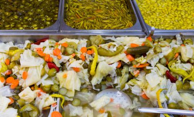 Pazar, İzmir ve Türkiye 'de çeşitli meyve ve sebzelerden oluşan geleneksel Türk turşuları