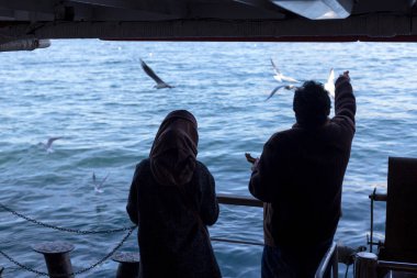 Ada Feribotu (Ada Vapuru), İstanbul, Türkiye (03 / 02 / 2016). Feribot yolcularından bazıları yolculuk sırasında fotoğraf çekiyor. İstanbul 'dan kalkan feribotlar düzenli olarak Princes Adaları' na gidiyor.).