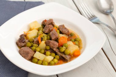 Patates, havuç ve yeşil fasulyeli biftek güveci.