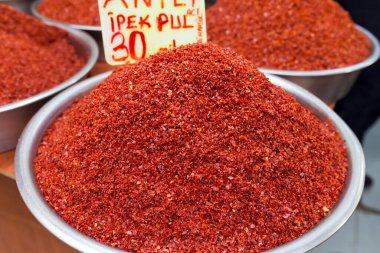 Markette kırmızı biber taneleri