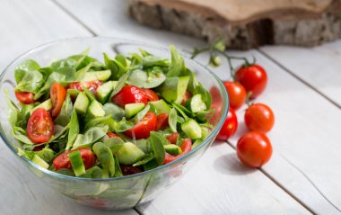Domates ve salatalıklı Purslane salatası.