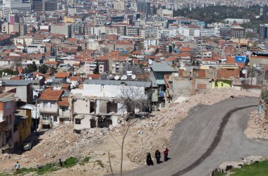 Kadifekale, İzmir, Türkiye. İzmir 'in merkezinde yer alan Kadifekale' de, kentsel dönüşüm projeleri kapsamında bazı evler ve binalar yıkılıyor. 27 Mart 2017