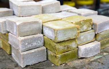 Geleneksel Türk sabunları pazarda.