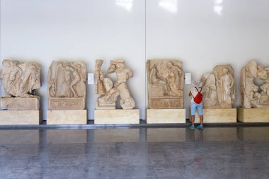 Bilinmeyen bir kadın turist müzeyi ziyaret ediyor. Aphrodisias Müzesi, Aydin, Ege Bölgesi, Türkiye - 9 Temmuz 2016