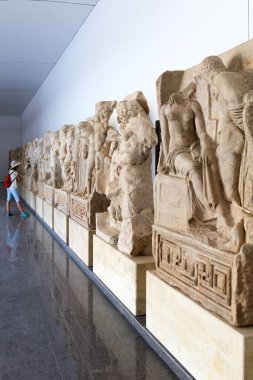 Bilinmeyen bir kadın turist müzeyi ziyaret ediyor. Aphrodisias Müzesi, Aydin, Ege Bölgesi, Türkiye - 9 Temmuz 2016