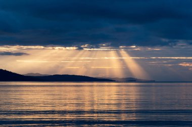 Gün batımı, deniz kenarı, arka plan. Mugla, Türkiye.
