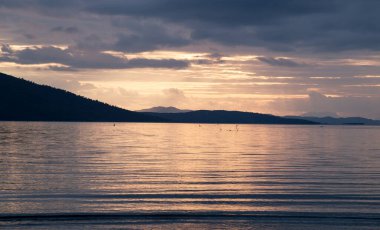 Gün batımı, deniz kenarı, arka plan. Mugla, Türkiye.