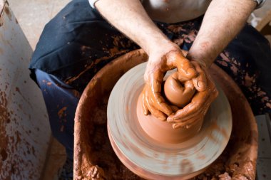 Çömlekçilik direksiyonda çalışan eller