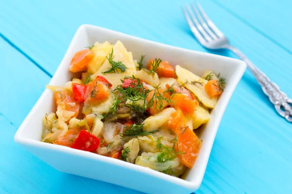 Ahşap arka planda bir kase kereviz salatası