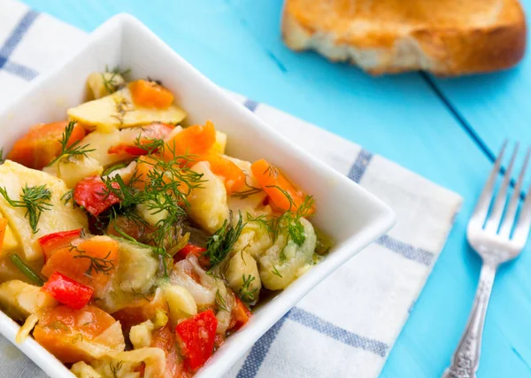 Ahşap arka planda bir kase kereviz salatası