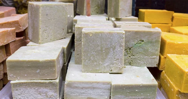 Zeytinyağı ve Daphne sabunları, Kemeralti Çarşısı, İzmir, Türkiye