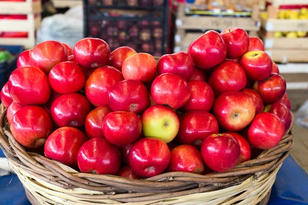 Свежие Красные Яблоки Рынке — стоковое фото