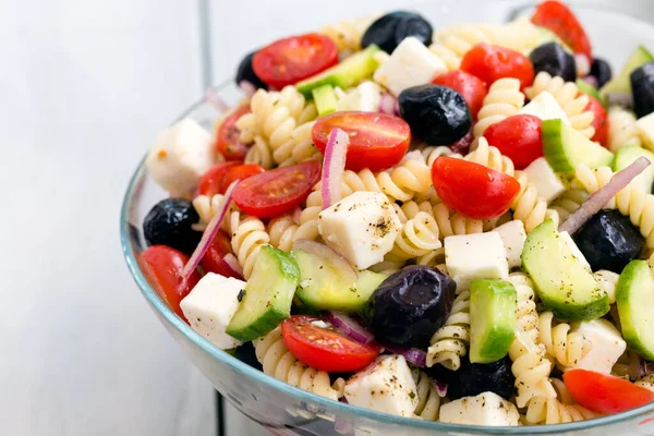 Salada Grega Com Macarrão Fundo Branco — Fotografia de Stock