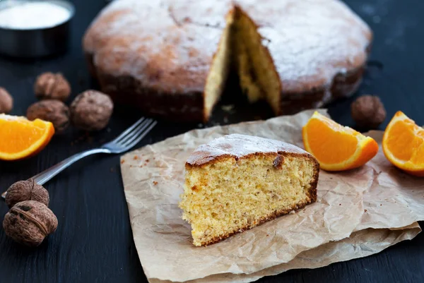 오렌지 케익을 테이블 — 스톡 사진
