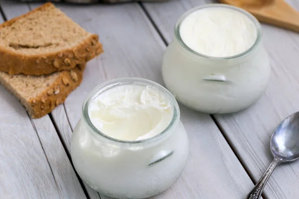 Naturlig Yoghurt Och Bröd Trä Bakgrund — Stockfoto